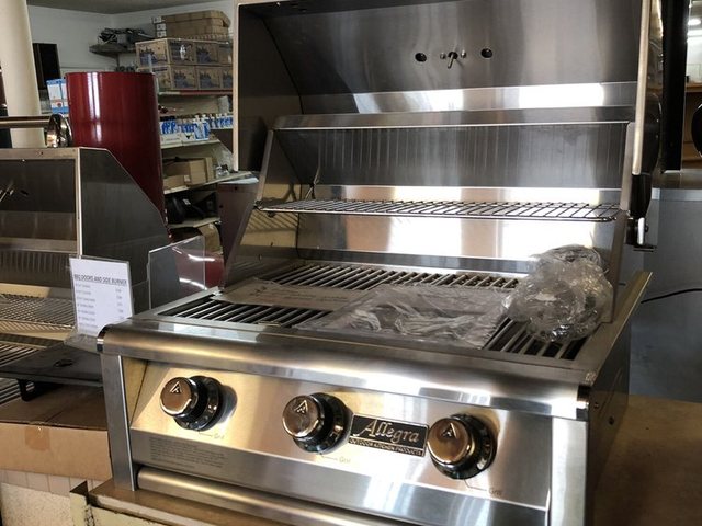 A stainless built-in grill on the showroom floor